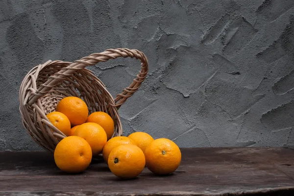 Cesta de mimbre con naranja —  Fotos de Stock