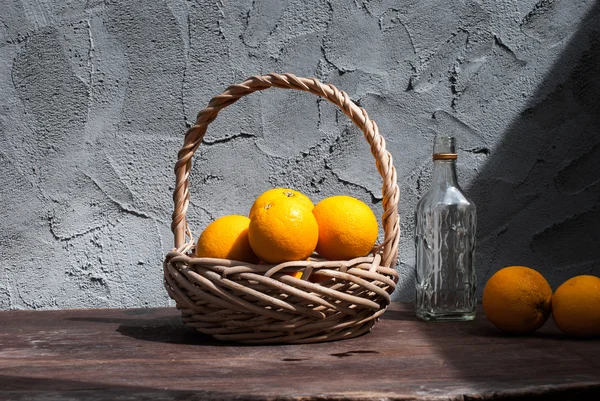 Cesta de mimbre con naranja —  Fotos de Stock