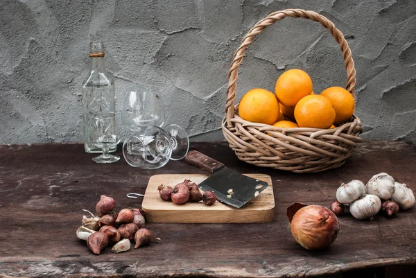 Schalottenlök, lök, vitlök, skärbräda, kniv, orange med — Stockfoto