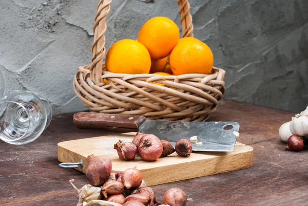 青葱、 洋葱、 大蒜、 砧板、 刀、 橙色 — 图库照片