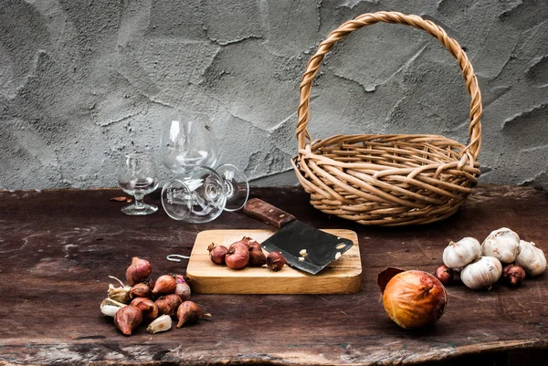 Chalotes, Cebolla, Ajo, Tabla de cortar y Cuchillo con Cesta — Foto de Stock