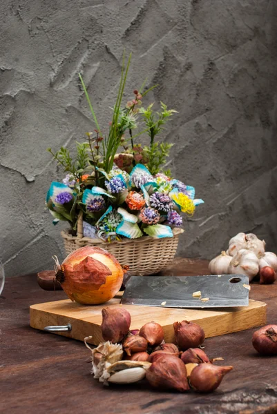 Arpacık, soğan, sarımsak, doğrama kurulu, bıçak, ile çiçek — Stok fotoğraf