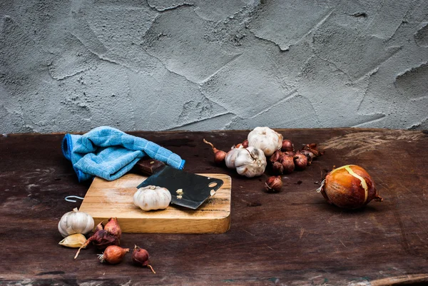 Chalotes, Cebolla, Ajo, Tabla de cortar y Cuchillo — Foto de Stock