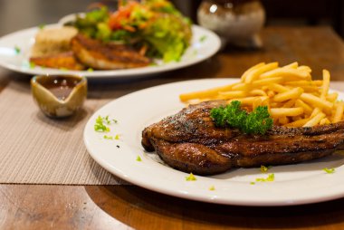 pirzola, biftek ile kızarmış patates, maydanoz ile üst ızgara.