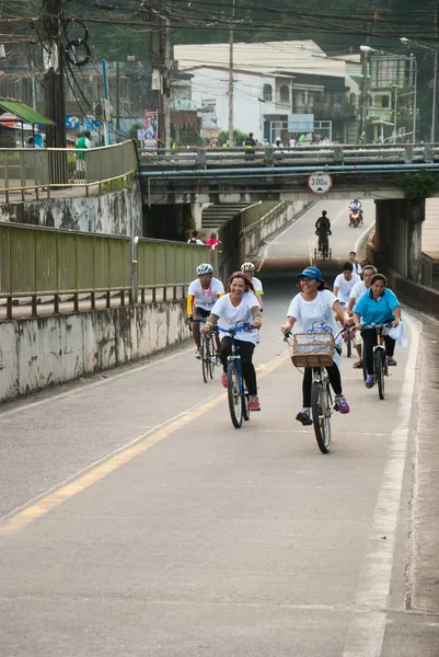 Ranong, thailand - 1 december: fietsen voor de koning, ranong thailan — Stockfoto