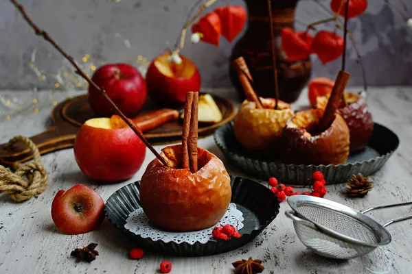 Bela composição de outono de maçãs cozidas no forno com canela em um contexto cinza. Sobremesas saudáveis e saborosas — Fotografia de Stock