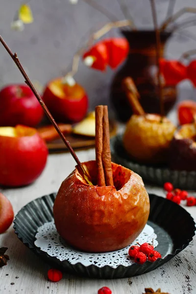 Fechar-se de uma maçã cozida no forno deliciosa em uma chapa metálica em um contexto cinza. Vertical — Fotografia de Stock