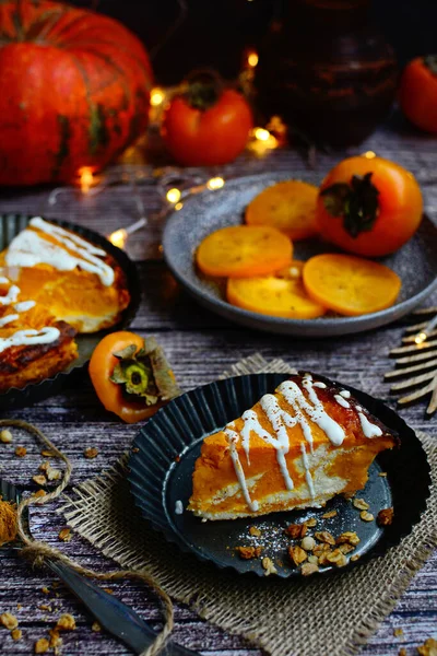 Close up de um pedaço de torta de abóbora em um fundo rústico. Composição de outono brilhante — Fotografia de Stock