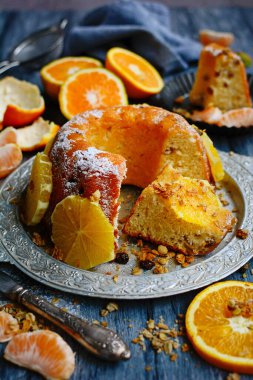 Gri arkaplanlı portakallı yakın plan kek. Dikey