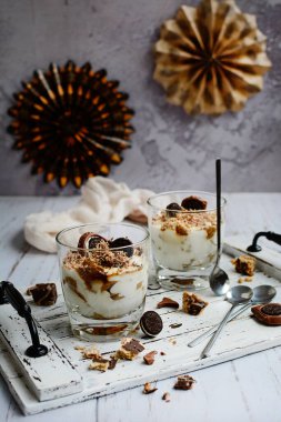 Hafif şenlikli arka planda çikolata parçalı süzme peynir tatlısı. Dikey.