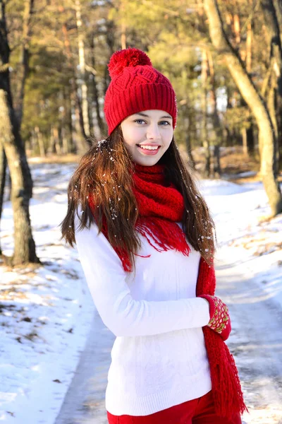 Ευτυχισμένο Χαμογελαστό Κορίτσι Κόκκινο Καπέλο Και Μαντήλι Εξωτερικούς Χώρους Στο — Φωτογραφία Αρχείου