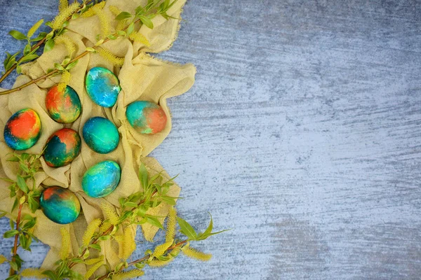Layout di uova di Pasqua su sfondo blu. Copia spazio, vista dall'alto — Foto Stock
