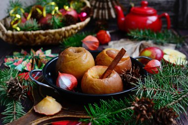 Noel arkaplanında tarçın çubuklu fırında elma. Tatlı ve sağlıklı tatlı.