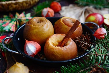 Tarçın çubuklu fırında elma. Sağlıklı ev yapımı kahvaltı konsepti. Yakın çekim.