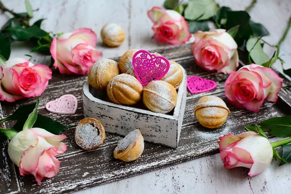 Biscuits dans une boîte décorative en forme de cœur, roses et cœurs ajourés sur un fond clair. Concept Saint-Valentin — Photo