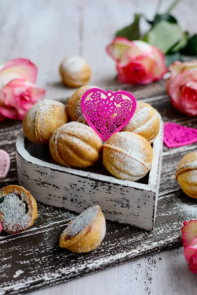 Composition verticale. Biscuits faits maison dans une boîte en forme de coeur et une rose sur un fond clair, gros plan — Photo