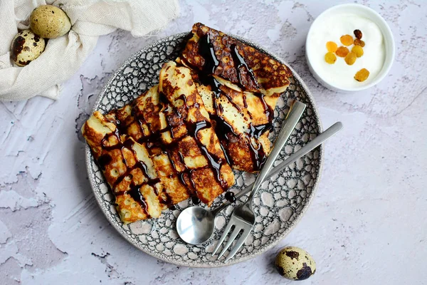 Assiette Avec Crêpes Appétissantes Sirop Sur Fond Gris Vue Sur — Photo