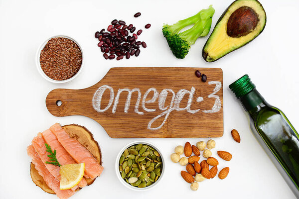Источники животных и растений омега-3 кислот. Концепция сбалансированного питания. Вид сверху, белый фон.