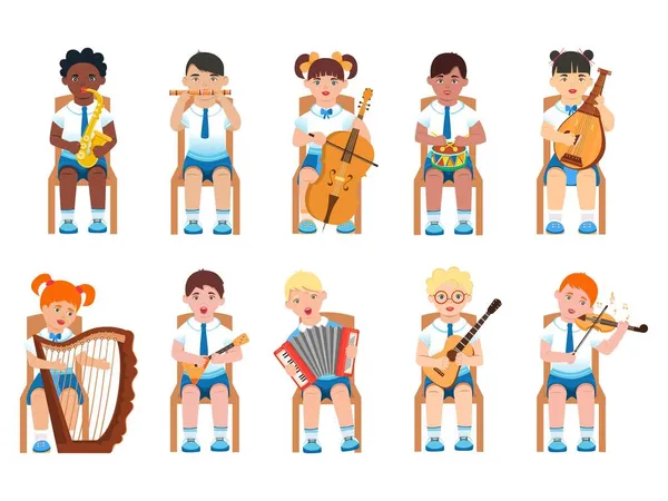 Çocuklu bir müzik aleti seti. Çocuklar sandalyeye oturur ve farklı enstrümanlar çalarlar..