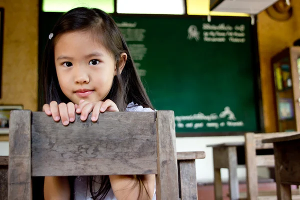 Petit enfant asiatique dans la salle de classe en Thaïlande — Photo