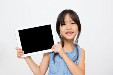 tablet bilgisayar ile mutlu bir Asyalı çocuk