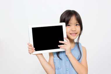 tablet bilgisayar ile mutlu bir Asyalı çocuk