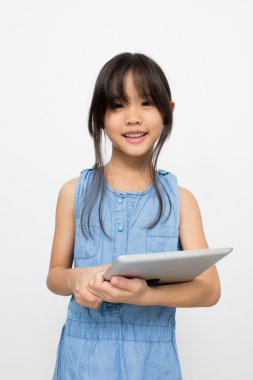 tablet bilgisayar ile mutlu bir Asyalı çocuk