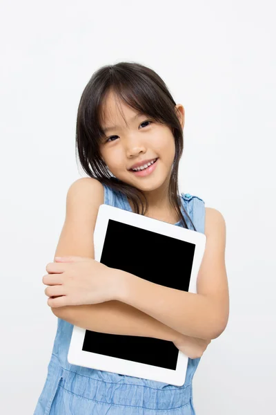 Heureux asiatique enfant avec tablette ordinateur — Photo