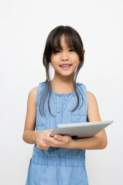 Heureux asiatique enfant avec tablette ordinateur — Photo