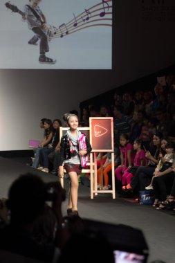 Bangkok - 6 Ekim: tanımlanamayan çocuk modeli giyim modası ile oyun ve kifw2012, siamparagon çocuk uluslararası moda haftasında 2012, 6 Ekim 2012 Bangkok, Tayland podyum yürümek.