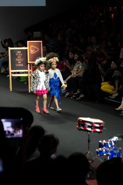 BANGKOK - OUTUBRO 6: Modas de desgaste de modelo infantil não identificado por Jogue-o e caminhe na passarela em KIFW2012, Siamparagon Kid International Fashion Week 2012, em 6 de outubro de 2012 em Bangkok, Tailândia . — Fotografia de Stock