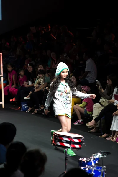 BANGKOK - OCTOMBRIE 6: Modele neidentificate de îmbrăcăminte pentru copii Joacă-l și mergi pe podium în KIFW2012, Siamparagon Kid International Fashion Week 2012, pe 6 octombrie 2012 în Bangkok, Thailanda . — Fotografie, imagine de stoc