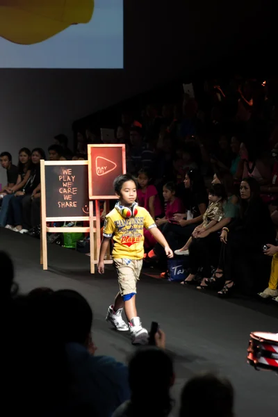 BANGKOK - OUTUBRO 6: Modas de desgaste de modelo infantil não identificado por Jogue-o e caminhe na passarela em KIFW2012, Siamparagon Kid International Fashion Week 2012, em 6 de outubro de 2012 em Bangkok, Tailândia . — Fotografia de Stock