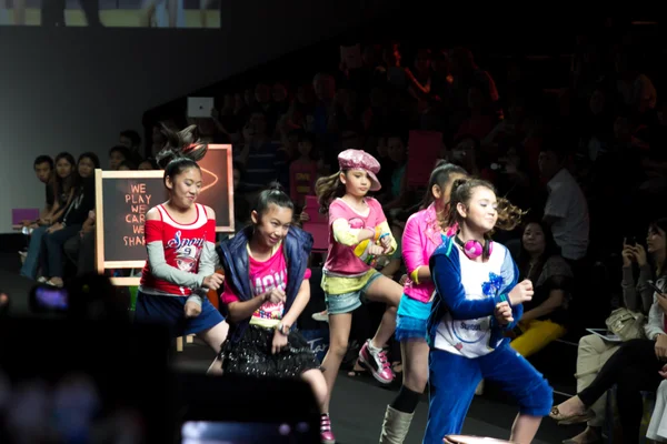 BANGKOK - OCTOBER 6: Unidentified kid model wear fashions by Play it and walk the catwalk in KIFW2012, Siamparagon Kid International Fashion Week 2012, on October 6, 2012 in Bangkok, Thailand. — Stock Photo, Image