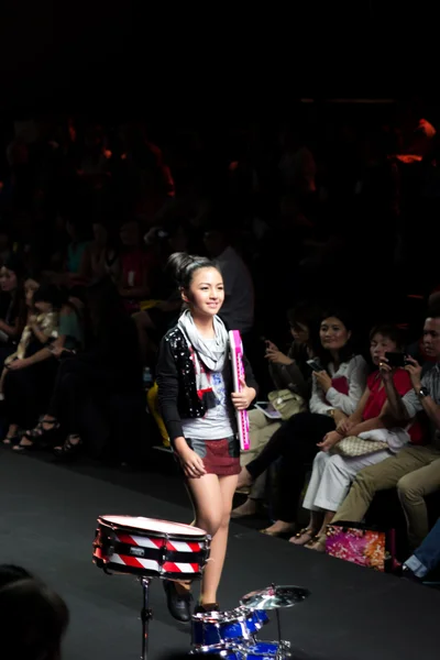 BANGKOK - OCTOMBRIE 6: Modele neidentificate de îmbrăcăminte pentru copii Joacă-l și mergi pe podium în KIFW2012, Siamparagon Kid International Fashion Week 2012, pe 6 octombrie 2012 în Bangkok, Thailanda . — Fotografie, imagine de stoc