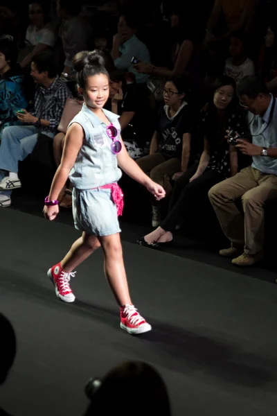 BANGKOK - OUTUBRO 6: Modas de desgaste de modelo infantil não identificado por Jogue-o e caminhe na passarela em KIFW2012, Siamparagon Kid International Fashion Week 2012, em 6 de outubro de 2012 em Bangkok, Tailândia . — Fotografia de Stock