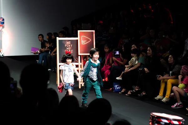 BANGKOK - OCTOBER 6: Unidentified kid model wear fashions by Play it and walk the catwalk in KIFW2012, Siamparagon Kid International Fashion Week 2012, on October 6, 2012 in Bangkok, Thailand. — Stock Photo, Image