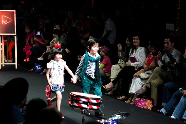 BANGKOK - OCTOMBRIE 6: Modele neidentificate de îmbrăcăminte pentru copii Joacă-l și mergi pe podium în KIFW2012, Siamparagon Kid International Fashion Week 2012, pe 6 octombrie 2012 în Bangkok, Thailanda . — Fotografie, imagine de stoc