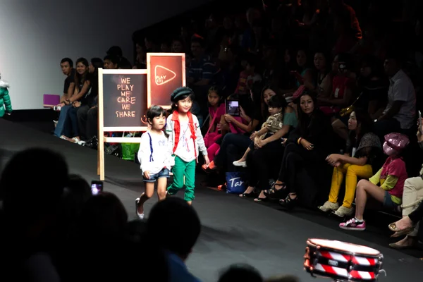 BANGKOK - OCTOBER 6: Unidentified kid model wear fashions by Play it and walk the catwalk in KIFW2012, Siamparagon Kid International Fashion Week 2012, on October 6, 2012 in Bangkok, Thailand. — Stock Photo, Image