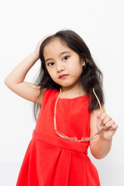 Pequeño niño asiático sonríe con vestido rojo — Foto de Stock