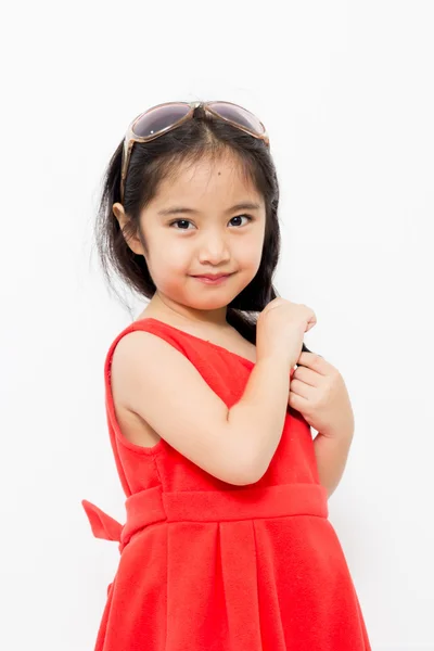 Pequena criança asiática está sorrindo com vestido vermelho — Fotografia de Stock