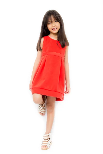 Маленькая азиатка в красивом красном платье — стоковое фото