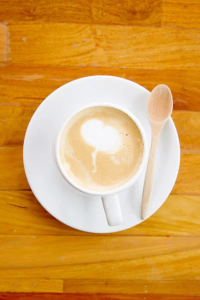 Une tasse de café sur fond de bois — Photo