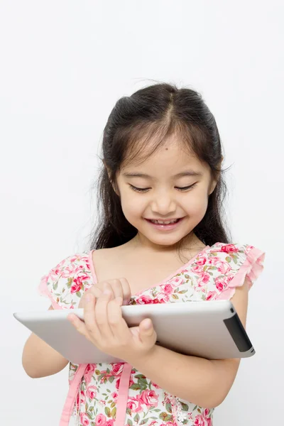 Heureux asiatique enfant jouer avec tablette ordinateur — Photo