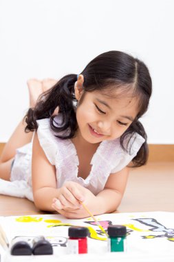 küçük Asyalı çocuk kağıt üzerine çizim