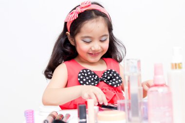 küçük Asyalı çocuk makyaj aksesuarlar