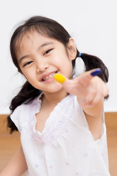 Pequena ásia criança mostra ela polegar pintado — Fotografia de Stock