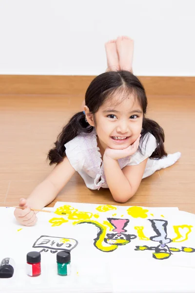 Lilla asiatiska barn rita på papper — Stockfoto