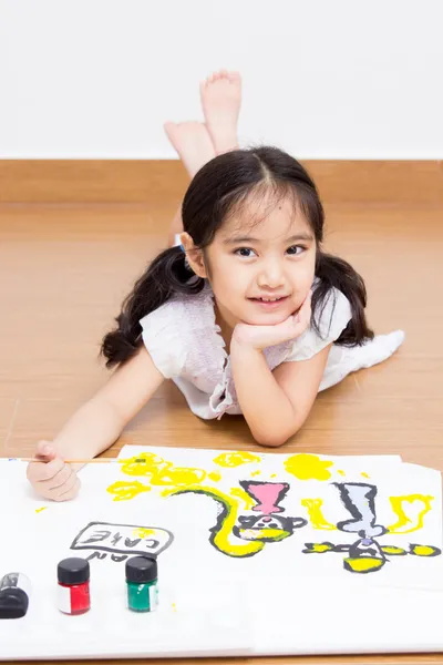 Pequena criança asiática desenho em papel — Fotografia de Stock
