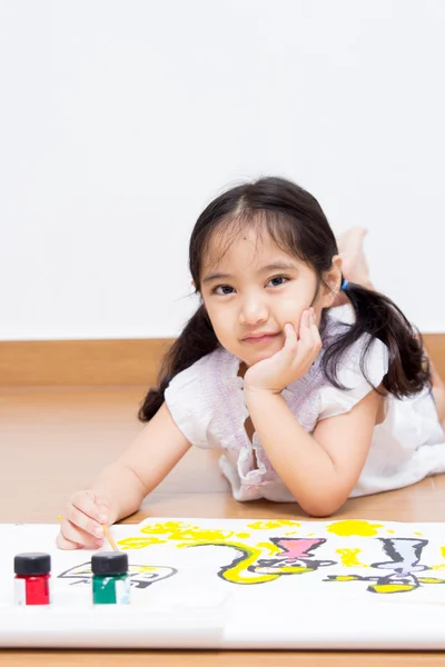 Lilla asiatiska barn rita på papper — Stockfoto